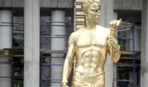 На македонския Прометей му надянаха "гащи"