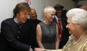 Кралица Елизабет II приема поздравления от сър Пол Маккартни след концерта