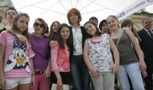 Йорданка Фандъкова с деца, участващи на 1 юни в празник по безопасност на движението