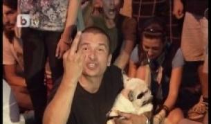 Чавдар Велев миг преди да нападне телевизионния оператор