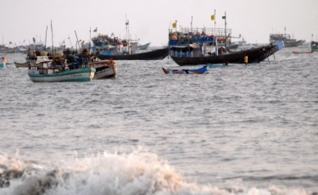 Над 50 загинали при корабокрушение в Индонезия