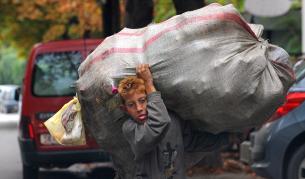 Македонски младеж носи чувал със събрани пластмасови бутилки