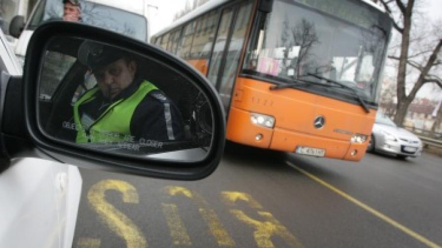 Роми потрошиха автобус в София