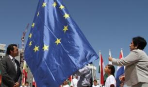 Церемониалното издигане на европейския флаг в кипърската столица Никозия