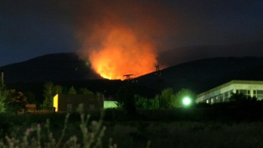 Поржарната обстановка на Витоша остава усложнена. Продължават усилията на 350 пожарникари, полицаи, служители на горски стопанства и доброволци за овладяване на огнената стихия в района на резерват "Бистришко бранище"