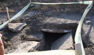 Пропукване на пътната настилка доведе до разкриване на гробницата