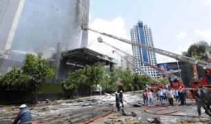 Пожар горя в небостъргач в Истанбул