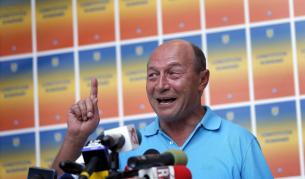 Траян Бъсеску отново предизвика медиен интерес със своя дрескод