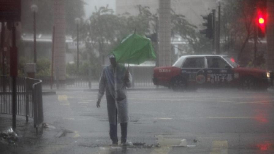 Тайфунът Висенте рани близо 100 души в Хонконг