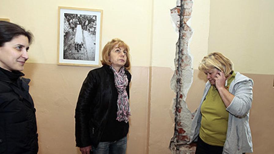 Кметът на София Йорданка Фандъкова посети 18-то училище, където се появи голяма пукнатина