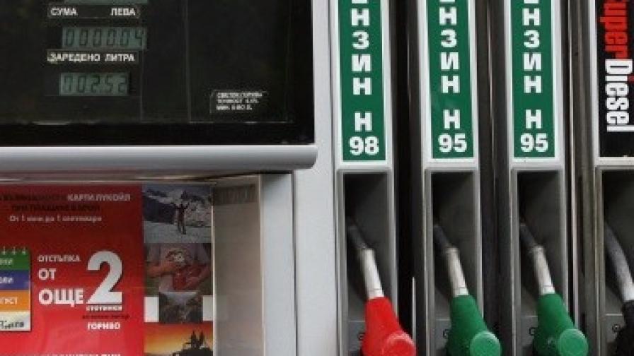 Министър Добрев: Бензин и дизел поевтиняват
