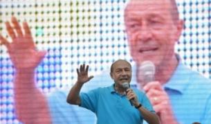 Траян Бъсеску по време на кампанията, която той активно водеше против референдума