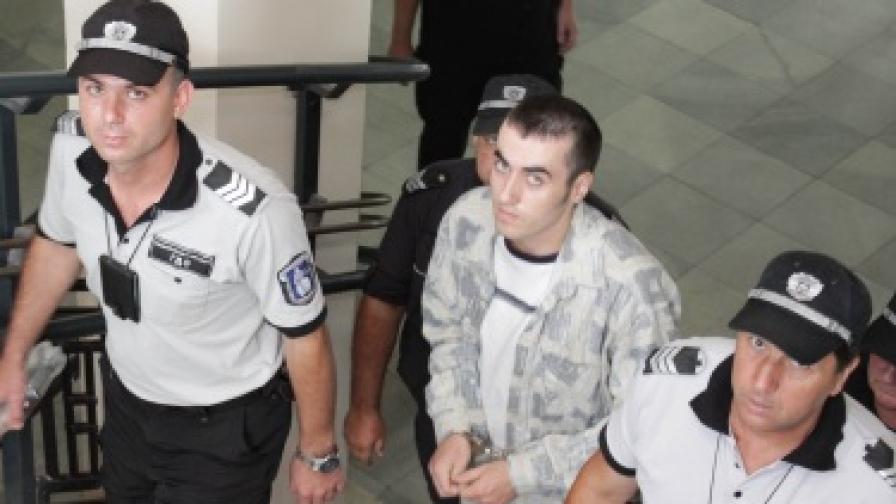 Христо Сечиснки бе доведен в сградата на съда под усилена охрана. От септември до сега той е в ловешкия затвор