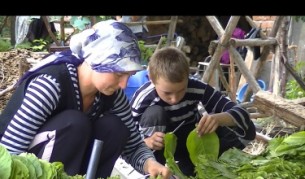 Жена и синът й нижат тютюн