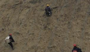 Алпинисти чистят камъни над път Е-79