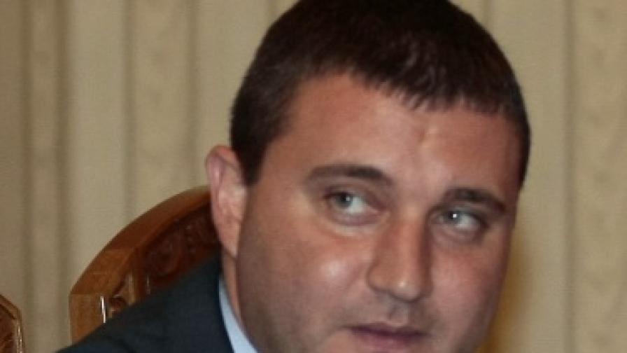 Горанов: Засега няма да плащаме на БДЖ за юли