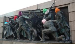 Паметникът на армията осъмна с качулки