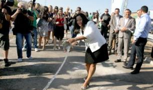 Министър Лиляна Павлова при началото на строителството на участък от Западната дъга на Софийския околовръстен път