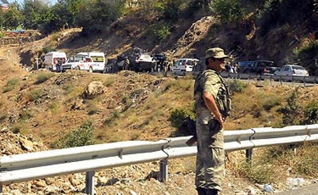 10 жертви и 63 ранени след нападение над турски военен конвой 