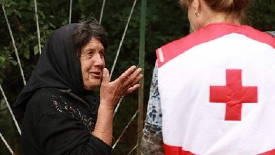 Глухата Ефросина Йорданова от пернишкото село Мещица, чиято къща трябва да бъде бутната, се опитва да разкаже за теглото си на служителка на Българския червен кръст