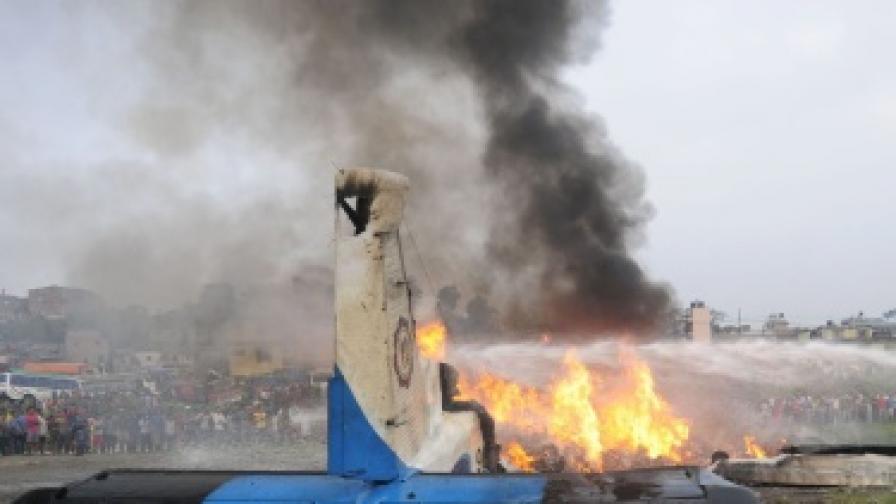 Самолет се разби в Катманду, всички на борда загинаха