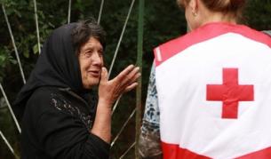 Глухата Ефросина Йорданова от пернишкото село Мещица, чиято къща трябва да бъде бутната, се опитва да разкаже за теглото си на служителка на Българския червен кръст