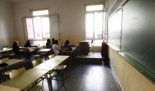 Заплатите на учителите падат в цяла Европа