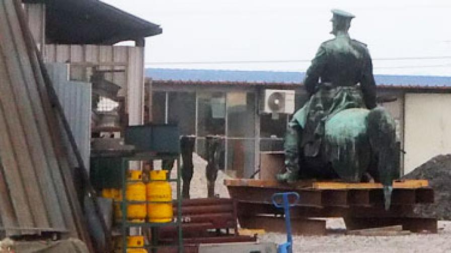Скандал с паметника на Цар Освободител - в склад за вторични суровини