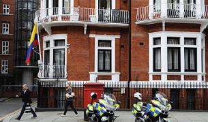 Асандж се укрива в еквадорското посолство в Лондон