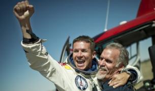 Феликс Баумгартнер след успешния скок в неделя