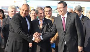 Премиерът Бойко Борисов, румънският министър-председател Виктор-Виорел Понта и европейският комисар за регионална политика Йоханес Хан на Дунав мост 2