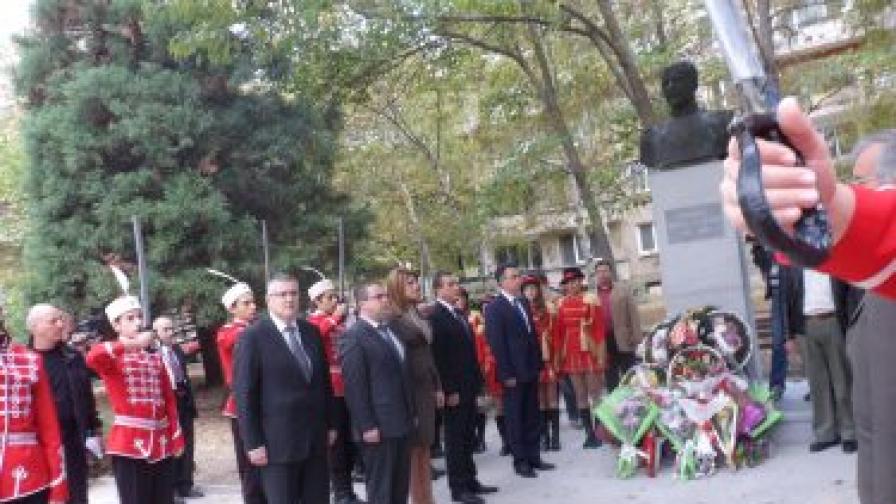 Заедно с другите официални лица кметът на Кърджали Хасан Азиз (крайният вдясно)поднесе цветя пред бюст-паметника на генерал Делов, но без обяснение се подчини на партийното нареждане да провали обявяването на генерала - освободител посмъртно за почетен гражданин