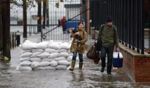 Семейство се евакуира от жилището си в Бруклин