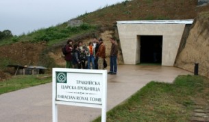 Тракийската гробница край Свещари, която също е част от историко-археологическия резерват Сборяново