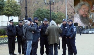 Арестуват Босия (на малката снимка) пред Народното събрание