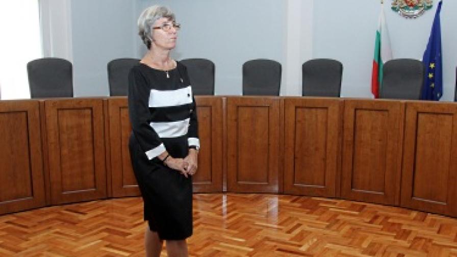 Венета Марковска след церемонията в Конституционния съд, на която тя не успя да положи клетва