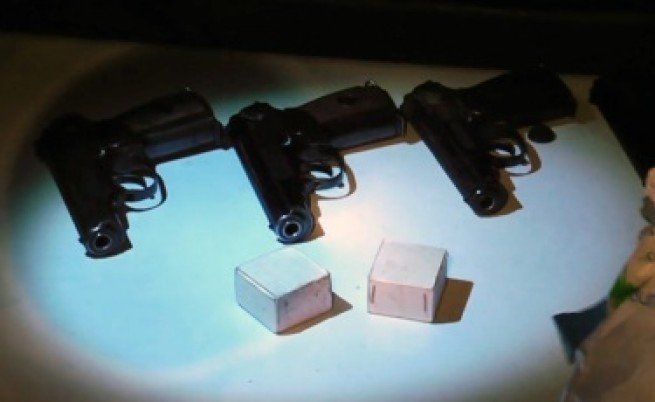 Арестуваха полицаи за търговия с оръжие