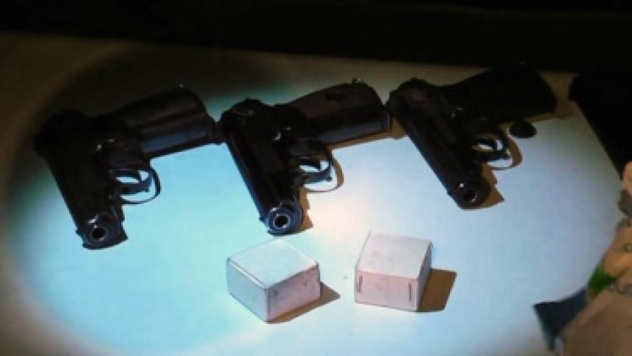 Арестуваха полицаи за търговия с оръжие