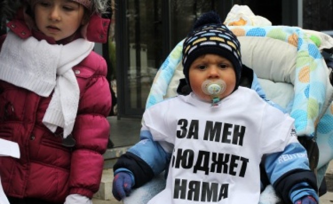 Детските надбавки остават 35 лв. месечно, майки на протест пред парламента