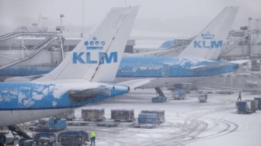 Сняг предизвиква хаос по летища в Европа