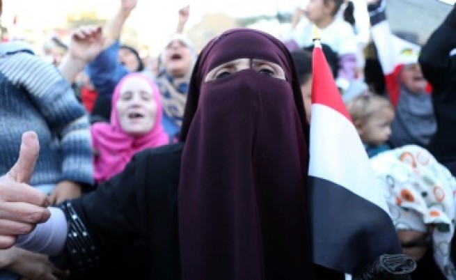 Президентът на Египет Морси отстъпи, но не съвсем