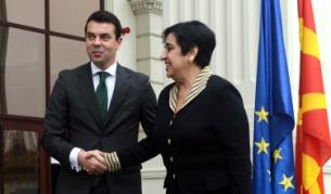 Македонският външен министър Никола Попоски поздравява кипърския външен министър по време на среща в Скопие през ноември