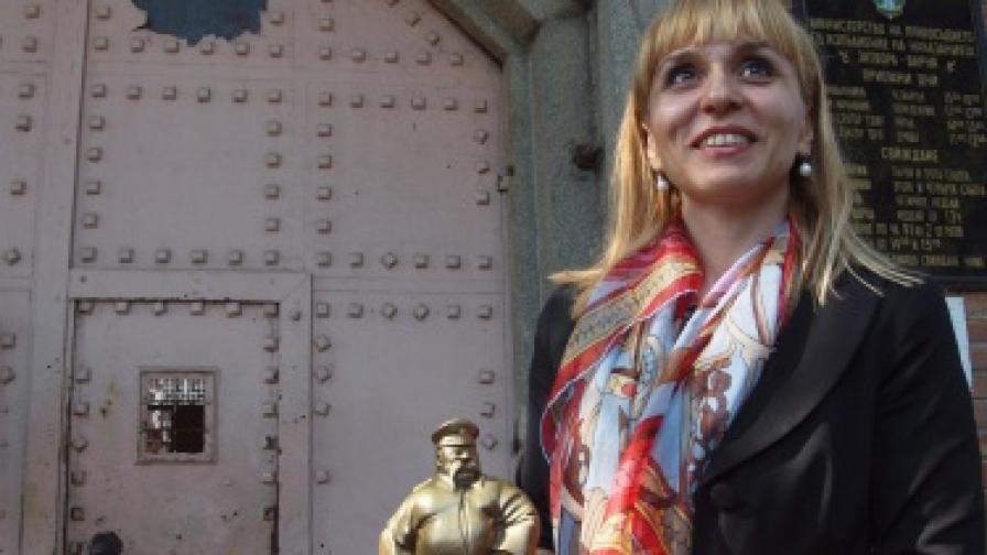 Диана Ковачева във Варненския затвор. Беше й подарена статуетката "Майстор Ставри" - символ на затворниците