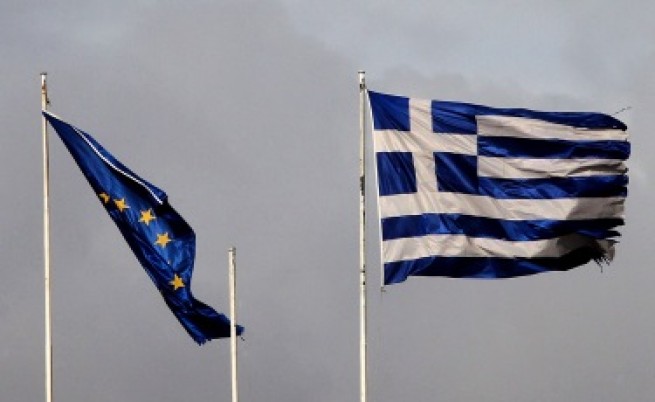 S&P вдигна рейтинга на Гърция с шест степени