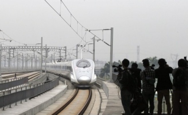 В Китай пуснаха най-дългата високоскоростна железопътна магистрала