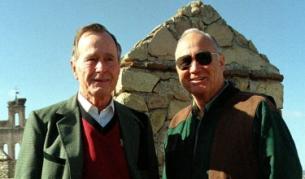 Ген. Норман Шварцкопф (д) заедно с Джордж Буш-баща