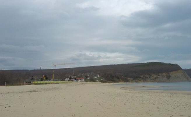Природозащитници: На плажа на Иракли отново се строи
