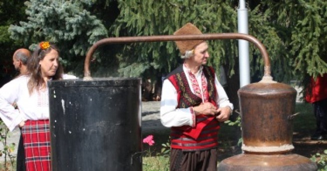 Испанци опитаха за първи път българска домашна сливова ракия Какви