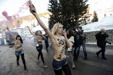 Гол протест и в Давос