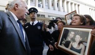Близки на загинали протестират срещу оправдателната присъда на кипърския съд, декември 2011 г.
